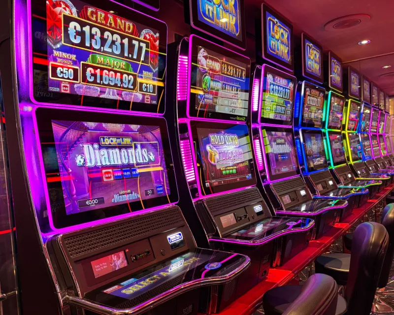 Slot digitali contro slot fisiche: cosa cambia davvero quando si gioca nel 2024